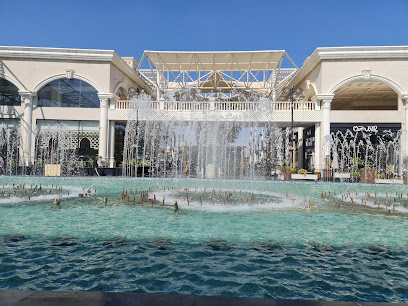 شارع عريض تكتنفه الاشجار - خميس مشيط -